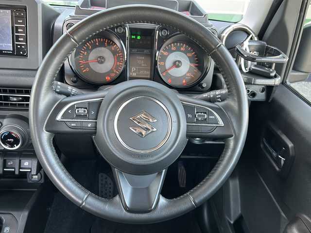 スズキ ジムニー XC 福岡県 2022(令4)年 2.5万km ジャングルグリーン 社外７インチメモリナビ（CN-HE01WD）/（AM/FM/CD/DVD/BT/フルセグTV）/クルーズコントロール/シートヒーター/バックカメラ/背面タイヤ/衝突被害軽減システム/横滑り防止装置/アイドリングストップ/プッシュスタートボタン/スマートキー/純正１６インチアルミホイール/純正LEDヘッドライト/純正フロアマット/ドライブレコーダー（SDカード未挿入）/ETC