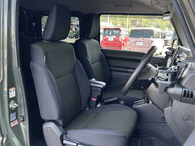 スズキ ジムニー XC 福岡県 2022(令4)年 2.5万km ジャングルグリーン 社外７インチメモリナビ（CN-HE01WD）/（AM/FM/CD/DVD/BT/フルセグTV）/クルーズコントロール/シートヒーター/バックカメラ/背面タイヤ/衝突被害軽減システム/横滑り防止装置/アイドリングストップ/プッシュスタートボタン/スマートキー/純正１６インチアルミホイール/純正LEDヘッドライト/純正フロアマット/ドライブレコーダー（SDカード未挿入）/ETC