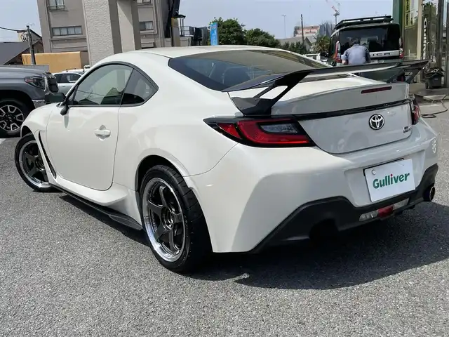 トヨタ ＧＲ８６ RC 神奈川県 2023(令5)年 1.1万km クリスタルホワイトパール ワンオーナー/ADVAN Racing17インチAW/STIサスペンション/VOLTEXカーボンリヤウイング/HKSマフラー/HKSオイルクーラー/ADVICSブレーキキャリパー/OMPステアリング/カーボンミラー/ETC/プッシュスタート/スマートキー×2/保証書・取説あり