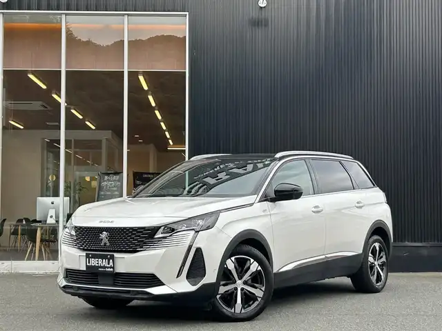 プジョー ５００８ GT ブルーHDi 福岡県 2021(令3)年 4.3万km パール ファーストクラスパッケージ/アダプティブクルーズコントロール/レーンキープアシスト/ブラインドスポットモニター/純正ディスプレイオーディオ/Applecarplay/androidauto/バックカメラ/サイドカメラ/Bluetooth/LEDヘッドライト/オートハイビーム/パワーバックドア/前後ドライブレコーダー/純正18インチアルミホイール/ETC/取扱説明書/保証書/スペアキー×1