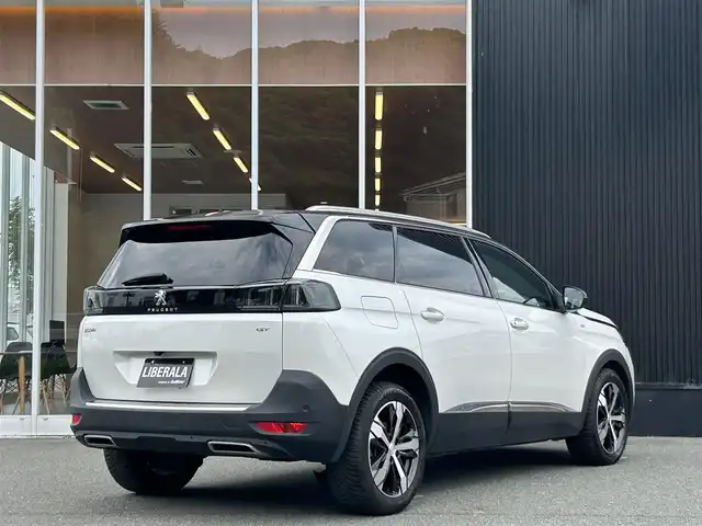 プジョー ５００８ GT ブルーHDi 福岡県 2021(令3)年 4.3万km パール ファーストクラスパッケージ/アダプティブクルーズコントロール/レーンキープアシスト/ブラインドスポットモニター/純正ディスプレイオーディオ/Applecarplay/androidauto/バックカメラ/サイドカメラ/Bluetooth/LEDヘッドライト/オートハイビーム/パワーバックドア/前後ドライブレコーダー/純正18インチアルミホイール/ETC/取扱説明書/保証書/スペアキー×1