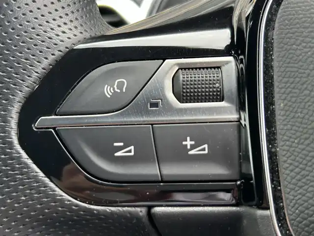 プジョー ５００８ GT ブルーHDi 福岡県 2021(令3)年 4.3万km パール ファーストクラスパッケージ/アダプティブクルーズコントロール/レーンキープアシスト/ブラインドスポットモニター/純正ディスプレイオーディオ/Applecarplay/androidauto/バックカメラ/サイドカメラ/Bluetooth/LEDヘッドライト/オートハイビーム/パワーバックドア/前後ドライブレコーダー/純正18インチアルミホイール/ETC/取扱説明書/保証書/スペアキー×1