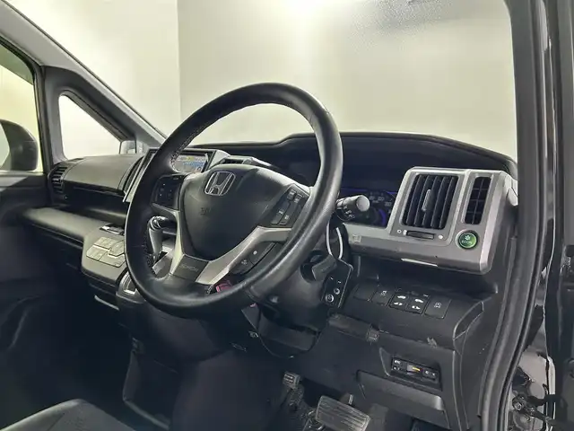ホンダ ステップワゴン スパーダ Z クールスピリット 佐賀県 2015(平27)年 5.5万km プレミアムスパークルブラックパール 純正９インチナビ【VXM-155VFNi】/（フルセグTV/CD/DVD/BT/AM・FM）/アルパイン製１１．４インチフリップダウンモニター/前後ドライブレコーダー/バックカメラ/両側パワースライドドア/ハーフレザーシート/革巻きステアリング/クルーズコントロール/オートライト/フォグライト/パドルシフト/前席ウォークスルー/３列目床下格納シート/純正１７インチアルミホイール/純正フロアマット/ビルトインＥＴＣ/ウインカーミラー