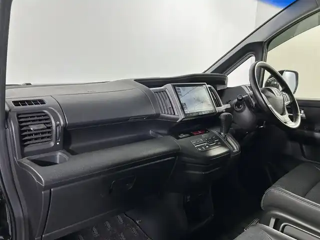 ホンダ ステップワゴン スパーダ Z クールスピリット 佐賀県 2015(平27)年 5.5万km プレミアムスパークルブラックパール 純正９インチナビ【VXM-155VFNi】/（フルセグTV/CD/DVD/BT/AM・FM）/アルパイン製１１．４インチフリップダウンモニター/前後ドライブレコーダー/バックカメラ/両側パワースライドドア/ハーフレザーシート/革巻きステアリング/クルーズコントロール/オートライト/フォグライト/パドルシフト/前席ウォークスルー/３列目床下格納シート/純正１７インチアルミホイール/純正フロアマット/ビルトインＥＴＣ/ウインカーミラー