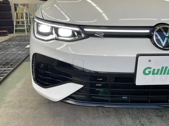 フォルクスワーゲン ＶＷ ゴルフ Ｒ TSI 4モーション 宮城県 2022(令4)年 1.4万km ピュアホワイト /ワンオーナー//REMUSスポーツマフラー//TWS TS317鍛造ホイール(235/35R19)//REGNO GR-XII装着//iSWEEPアップグレードスプリング//iSWEEPブレーキパッド(フロント/リア)(純正品有り)//BEST2サラウンドアンプユニット//純正メモリナビ//バックカメラ//カラーヘッドアップディスプレイ//パーキングアシスト//レーダークルーズコントロール//パドルシフト//ワイヤレス充電//シートヒーター/ステアリングヒーター//ビルトインETC2.0//純正ドライブレコーダー前後//社外レーダー探知機//スマートキーx2//保証書/取扱説明書/ディーラー点検記録簿R5/R6