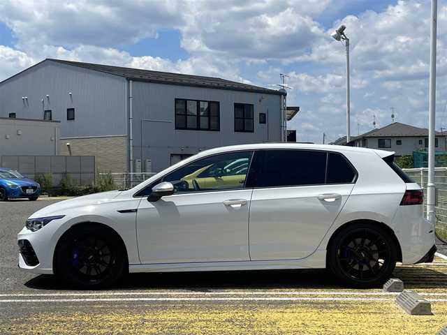 フォルクスワーゲン ＶＷ ゴルフ Ｒ TSI 4モーション 宮城県 2022(令4)年 1.4万km ピュアホワイト /ワンオーナー//REMUSスポーツマフラー//TWS TS317鍛造ホイール(235/35R19)//REGNO GR-XII装着//iSWEEPアップグレードスプリング//iSWEEPブレーキパッド(フロント/リア)(純正品有り)//BEST2サラウンドアンプユニット//純正メモリナビ//バックカメラ//カラーヘッドアップディスプレイ//パーキングアシスト//レーダークルーズコントロール//パドルシフト//ワイヤレス充電//シートヒーター/ステアリングヒーター//ビルトインETC2.0//純正ドライブレコーダー前後//社外レーダー探知機//スマートキーx2//保証書/取扱説明書/ディーラー点検記録簿R5/R6