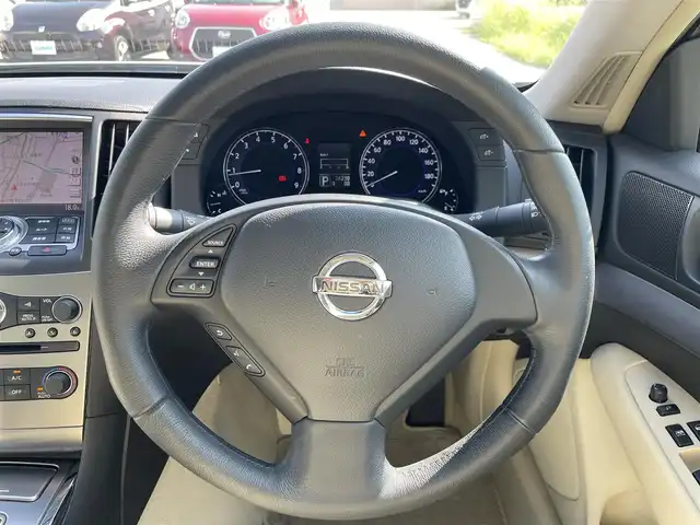 日産 スカイライン 250GT 福岡県 2010(平22)年 2.5万km クリスタルホワイトパール 純正ナビ/フルセグTV/バックカメラ/ビルトインETC/横滑り防止装置/HIDオートヘッドランプ/オートエアコン/本革巻きステアリング/ステアリングスイッチ/ベージュ織物/ネオソフィールコンビシート/前席パワーシート/純正17インチアルミホイール/インテリジェントキー/プッシュエンジンスターター/イモビライザー/禁煙車