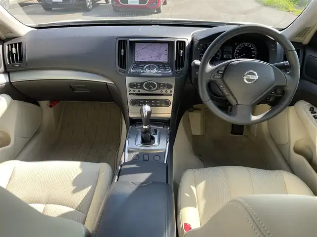 日産 スカイライン 250GT 福岡県 2010(平22)年 2.5万km クリスタルホワイトパール 純正ナビ/フルセグTV/バックカメラ/ビルトインETC/横滑り防止装置/HIDオートヘッドランプ/オートエアコン/本革巻きステアリング/ステアリングスイッチ/ベージュ織物/ネオソフィールコンビシート/前席パワーシート/純正17インチアルミホイール/インテリジェントキー/プッシュエンジンスターター/イモビライザー/禁煙車
