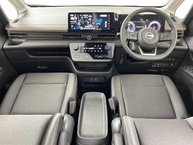 日産 セレナ e－4ORCE ハイウェイスターV 道央・札幌 2025(令7)年 0.1千km 黒 ・4WD/・寒冷地仕様/・e-4orce/・純正ナビ/　TV/BT/・純正フリップダウンモニター/・全方位カメラ/・両側パワースライドドア/・プロパイロット/・純正前後ドライブレコーダー/・ハンズフリースライドドア/・デジタルインナーミラー/・置くだけ充電/・オートマチックハイビーム/・オートライト/・LEDヘッドライト/・フォグランプ/・前席/２列目シートヒーター/・ステアリングヒーター/・ハンドル支援/・ビルトインETC/・スペアキー/・16インチ純正アルミホイール/・取扱説明書/・保証書