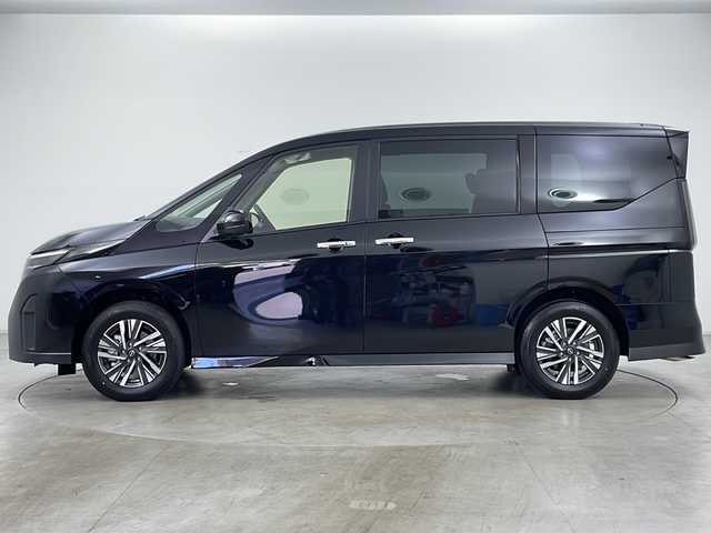 日産 セレナ e－4ORCE ハイウェイスターV 道央・札幌 2025(令7)年 0.1千km 黒 ・4WD/・寒冷地仕様/・e-4orce/・純正ナビ/　TV/BT/・純正フリップダウンモニター/・全方位カメラ/・両側パワースライドドア/・プロパイロット/・純正前後ドライブレコーダー/・ハンズフリースライドドア/・デジタルインナーミラー/・置くだけ充電/・オートマチックハイビーム/・オートライト/・LEDヘッドライト/・フォグランプ/・前席/２列目シートヒーター/・ステアリングヒーター/・ハンドル支援/・ビルトインETC/・スペアキー/・16インチ純正アルミホイール/・取扱説明書/・保証書