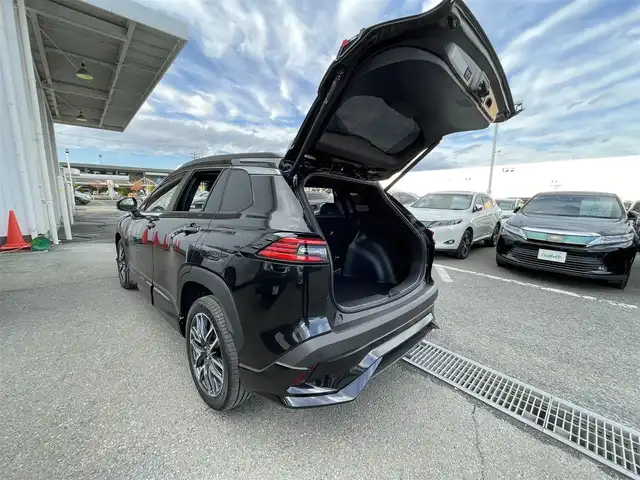 トヨタ カローラ クロス ハイブリッド Z 東京都 2025(令7)年 0.3万km ブラックマイカ ユーザー買取車/純正ナビ/＜フルセグ/AM/FM/BT/Miracast/USB入力端子＞/全周囲カメラ/追従クルコン/ビルトインＥＴＣ２．０/ＬＤＡ/ＢＳＭ/ＰＣＳ/ＰＤＡ/アドバンストパーク/パーキングセンサー/ドライブモード/パワーバックドア/ステアリングヒーター/シートベンチレーション/パワーシート/純正フルエアロ（モデリスタ）/純正AW/純正フロアマット/ヘッドライトレベライザー