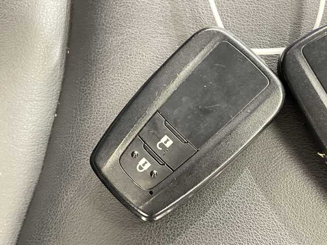 トヨタ プリウス A ツーリングセレクション 栃木県 2019(令1)年 2.5万km ホワイトパールクリスタルシャイン 純正SDナビ/（CD/フルセグTV/Bluetooth/SD）/バックカメラ/トヨタセーフティセンス/コーナーセンサー/ビルトインETC2.0/前方ドライブレコーダー/合皮シート/運転席パワーシート/前席シートヒーター/禁煙車/オートライト/LEDヘッドライト/横滑り防止装置/スマートキー/プッシュスタート/ステアリングスイッチ/革巻きステアリング/ウィンカーミラー/純正17インチアルミホイール/ヘッドアップディスプレイ/パーキングアシスト/BSM