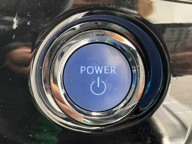 トヨタ プリウス A ツーリングセレクション 栃木県 2019(令1)年 2.5万km ホワイトパールクリスタルシャイン 純正SDナビ/（CD/フルセグTV/Bluetooth/SD）/バックカメラ/トヨタセーフティセンス/コーナーセンサー/ビルトインETC2.0/前方ドライブレコーダー/合皮シート/運転席パワーシート/前席シートヒーター/禁煙車/オートライト/LEDヘッドライト/横滑り防止装置/スマートキー/プッシュスタート/ステアリングスイッチ/革巻きステアリング/ウィンカーミラー/純正17インチアルミホイール/ヘッドアップディスプレイ/パーキングアシスト/BSM