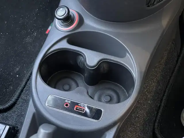 フィアット ５００ 1．2 ポップ 山梨県 2017(平29)年 4.9万km 緑 社外カロッツェリアナビ/フルセグテレビ/ＣＤ/ＤＶＤ/Ｂｌｕｅｔｏｏｔｈ　/ドライブレコーダー　/スペアキー　/純正フロアマット　/フォグランプ　/純正１４インチホイール　/アイドリングストップ