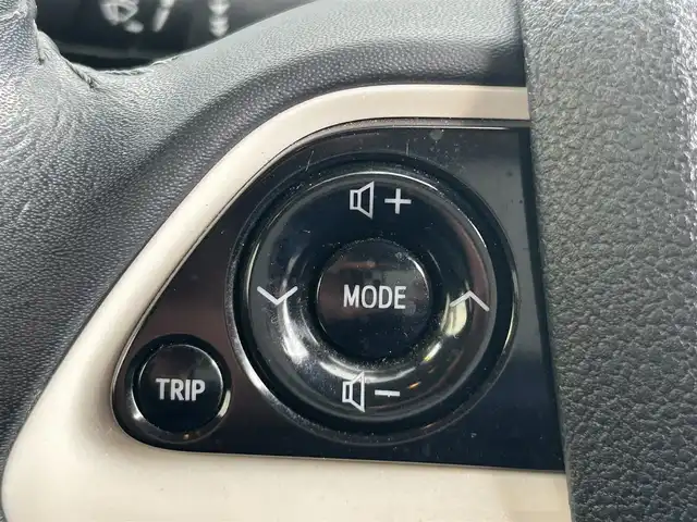 トヨタ プリウス S ツーリングセレクション 岡山県 2015(平27)年 12.7万km ダークブルーマイカM (株)IDOMが運営する【じしゃロン岡山店】の自社ローン専用車両です。こちらは現金またはオートローンご利用時の価格です。 自社ローンご希望の方は別途その旨お申し付け下さい/＊スマートキー/＊プッシュスタート/＊ETC/＊Bluetooth/＊アイドリングストップ/＊社外ナビ/＊フルセグ/＊バックカメラ