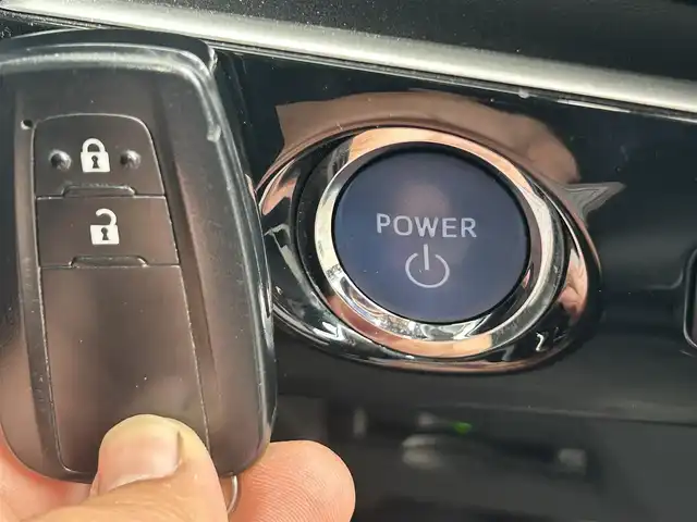 トヨタ プリウス S ツーリングセレクション 岡山県 2015(平27)年 12.7万km ダークブルーマイカM (株)IDOMが運営する【じしゃロン岡山店】の自社ローン専用車両です。こちらは現金またはオートローンご利用時の価格です。 自社ローンご希望の方は別途その旨お申し付け下さい/＊スマートキー/＊プッシュスタート/＊ETC/＊Bluetooth/＊アイドリングストップ/＊社外ナビ/＊フルセグ/＊バックカメラ