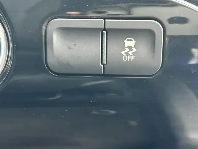 トヨタ プリウス S ツーリングセレクション 岡山県 2015(平27)年 12.7万km ダークブルーマイカM (株)IDOMが運営する【じしゃロン岡山店】の自社ローン専用車両です。こちらは現金またはオートローンご利用時の価格です。 自社ローンご希望の方は別途その旨お申し付け下さい/＊スマートキー/＊プッシュスタート/＊ETC/＊Bluetooth/＊アイドリングストップ/＊社外ナビ/＊フルセグ/＊バックカメラ