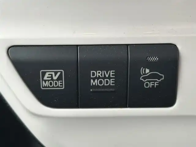 トヨタ プリウス S ツーリングセレクション 岡山県 2015(平27)年 12.7万km ダークブルーマイカM (株)IDOMが運営する【じしゃロン岡山店】の自社ローン専用車両です。こちらは現金またはオートローンご利用時の価格です。 自社ローンご希望の方は別途その旨お申し付け下さい/＊スマートキー/＊プッシュスタート/＊ETC/＊Bluetooth/＊アイドリングストップ/＊社外ナビ/＊フルセグ/＊バックカメラ