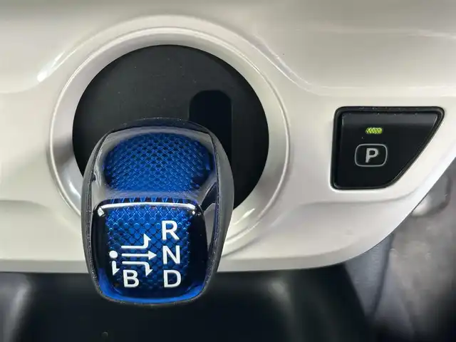 トヨタ プリウス S ツーリングセレクション 岡山県 2015(平27)年 12.7万km ダークブルーマイカM (株)IDOMが運営する【じしゃロン岡山店】の自社ローン専用車両です。こちらは現金またはオートローンご利用時の価格です。 自社ローンご希望の方は別途その旨お申し付け下さい/＊スマートキー/＊プッシュスタート/＊ETC/＊Bluetooth/＊アイドリングストップ/＊社外ナビ/＊フルセグ/＊バックカメラ