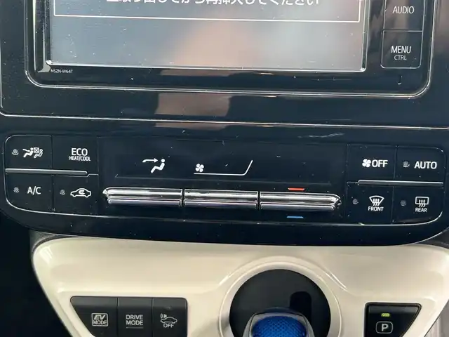 トヨタ プリウス S ツーリングセレクション 岡山県 2015(平27)年 12.7万km ダークブルーマイカM (株)IDOMが運営する【じしゃロン岡山店】の自社ローン専用車両です。こちらは現金またはオートローンご利用時の価格です。 自社ローンご希望の方は別途その旨お申し付け下さい/＊スマートキー/＊プッシュスタート/＊ETC/＊Bluetooth/＊アイドリングストップ/＊社外ナビ/＊フルセグ/＊バックカメラ