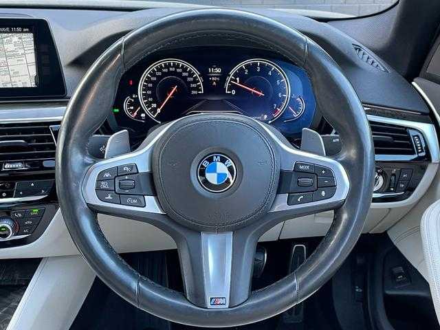 ＢＭＷ ５３０ｉ Mスポーツ 埼玉県 2018(平30)年 4.5万km サファイアブラックP 白革シート　/ＡＣＣ　/ＨＵＤ　/純正ナビ　/３６０度カメラ　/フルセグＴＶ　/パワーシート　/シートヒーター　/パワートランク　/アンビエントライト　/ほし純正１９インチＡＷ　/ドライブレコーダー　/ＥＴＣ