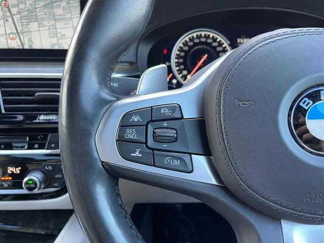 ＢＭＷ ５３０ｉ Mスポーツ 埼玉県 2018(平30)年 4.5万km サファイアブラックP 白革シート　/ＡＣＣ　/ＨＵＤ　/純正ナビ　/３６０度カメラ　/フルセグＴＶ　/パワーシート　/シートヒーター　/パワートランク　/アンビエントライト　/ほし純正１９インチＡＷ　/ドライブレコーダー　/ＥＴＣ