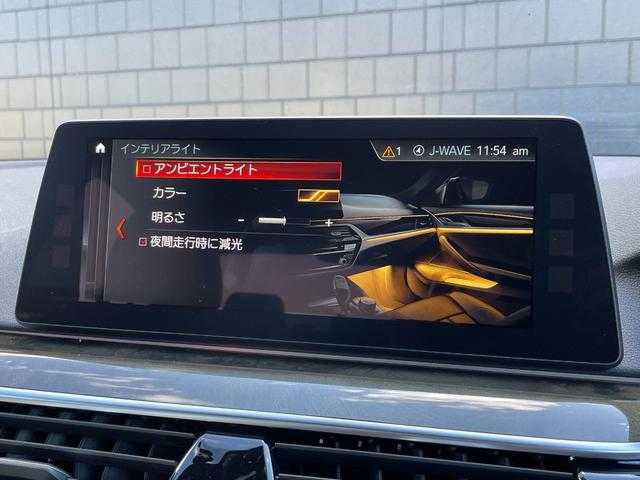 ＢＭＷ ５３０ｉ Mスポーツ 埼玉県 2018(平30)年 4.5万km サファイアブラックP 白革シート　/ＡＣＣ　/ＨＵＤ　/純正ナビ　/３６０度カメラ　/フルセグＴＶ　/パワーシート　/シートヒーター　/パワートランク　/アンビエントライト　/ほし純正１９インチＡＷ　/ドライブレコーダー　/ＥＴＣ