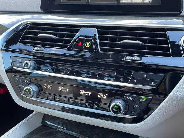 ＢＭＷ ５３０ｉ Mスポーツ 埼玉県 2018(平30)年 4.5万km サファイアブラックP 白革シート　/ＡＣＣ　/ＨＵＤ　/純正ナビ　/３６０度カメラ　/フルセグＴＶ　/パワーシート　/シートヒーター　/パワートランク　/アンビエントライト　/ほし純正１９インチＡＷ　/ドライブレコーダー　/ＥＴＣ