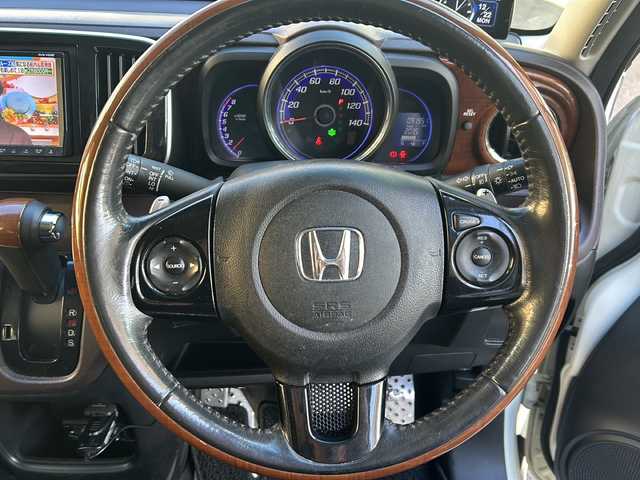 ホンダ Ｎ ＯＮＥ プレミアム ツアラー Lパッケージ 高知県 2013(平25)年 9.2万km プレミアムホワイトパール ７インチナビ/・Ｂｌｕｅｔｏｏｔｈオーディオ/・フルセグＴＶ/・ＣＤ・ＤＶＤ/ＥＴＣ/バックカメラ/ETC/クルーズコントロール/オートライト