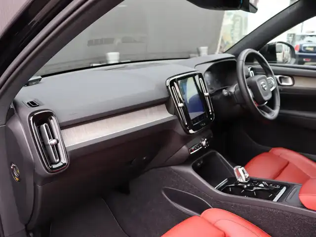 ボルボ ＸＣ４０ T4 AWD インスクリプション 長野県 2018(平30)年 3.8万km 黒 赤革シート /純正ナビTV /360°カメラ /CarPlay /harman/kardon /ACC /衝突軽減ブレーキ /LKA /BSM /パワーシート/ヒーター/ステアヒーター /パワーバックドア /スマートキー /純正19AW /LEDライト