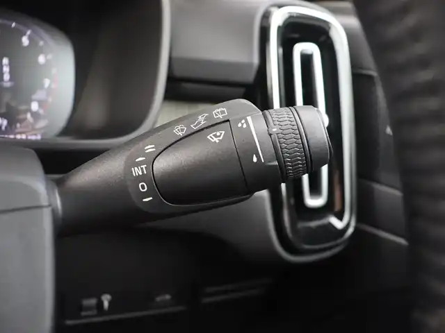 ボルボ ＸＣ４０ T4 AWD インスクリプション 長野県 2018(平30)年 3.8万km 黒 赤革シート /純正ナビTV /360°カメラ /CarPlay /harman/kardon /ACC /衝突軽減ブレーキ /LKA /BSM /パワーシート/ヒーター/ステアヒーター /パワーバックドア /スマートキー /純正19AW /LEDライト