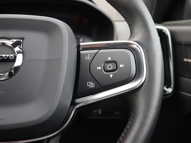 ボルボ ＸＣ４０ T4 AWD インスクリプション 長野県 2018(平30)年 3.8万km 黒 赤革シート /純正ナビTV /360°カメラ /CarPlay /harman/kardon /ACC /衝突軽減ブレーキ /LKA /BSM /パワーシート/ヒーター/ステアヒーター /パワーバックドア /スマートキー /純正19AW /LEDライト