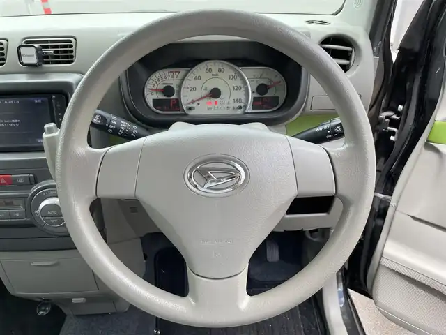 ダイハツ ムーヴ コンテ X 滋賀県 2013(平25)年 9.5万km ブラックマイカメタリック 禁煙車/純正７インチナビ/（CD・DVD・フルセグTV・iPod・Bluetooth）/バックカメラ/アイドリングストップ/キーレス/電動格納ミラー/オートエアコン/ABS/イモビライザー/純正フロアマット