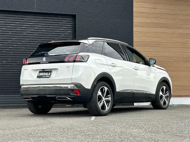 プジョー ３００８ GT ブルー HDi 宮崎県 2022(令4)年 2.3万km パール LEDライト/・インテリジェントハイビーム/・アダプティライト/・ブラインドスポットモニター/・オートライト/・アダプティブクルーズコントロール/・トラフィックサインインフォメーション/ブラックハーフレザーシート/・Dパワーシート/・DNシートヒーター/アンビエントライト/パノラミックサンルーフ/ハンズフリー電動リアゲート/純正ディスプレイオーディオ/・Bluetooth/・AM/FM/・iPod/スマートキー/プッシュスタート/ETC