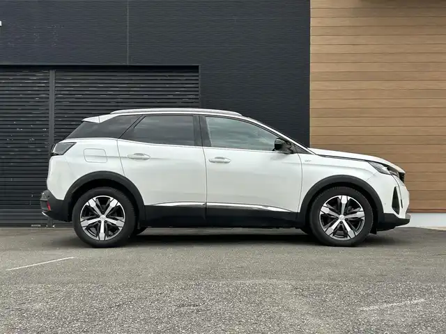 プジョー ３００８ GT ブルー HDi 宮崎県 2022(令4)年 2.3万km パール LEDライト/・インテリジェントハイビーム/・アダプティライト/・ブラインドスポットモニター/・オートライト/・アダプティブクルーズコントロール/・トラフィックサインインフォメーション/ブラックハーフレザーシート/・Dパワーシート/・DNシートヒーター/アンビエントライト/パノラミックサンルーフ/ハンズフリー電動リアゲート/純正ディスプレイオーディオ/・Bluetooth/・AM/FM/・iPod/スマートキー/プッシュスタート/ETC