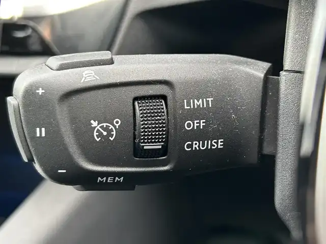 プジョー ３００８ GT ブルー HDi 宮崎県 2022(令4)年 2.3万km パール LEDライト/・インテリジェントハイビーム/・アダプティライト/・ブラインドスポットモニター/・オートライト/・アダプティブクルーズコントロール/・トラフィックサインインフォメーション/ブラックハーフレザーシート/・Dパワーシート/・DNシートヒーター/アンビエントライト/パノラミックサンルーフ/ハンズフリー電動リアゲート/純正ディスプレイオーディオ/・Bluetooth/・AM/FM/・iPod/スマートキー/プッシュスタート/ETC