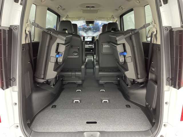 日産 セレナ e－4ORCE ハイウェイスターV 道央・札幌 2025(令7)年 0.1千km 白Ⅱ ・4WD/プロパイロット/・アドバンスドドライブアシストディスプレイ（12.3インチ）/・NissanConnectナビゲーションシステム（地デジ内蔵）/・インテリジェントアラウンドビューモニター/・HDMI・USB・Bluetooth/・アダプティブLEDヘッドライトシステム/・オートハイビーム/・インテリジェントルームミラー/・インターフェースディスプレイ/・両側パワースライドドア/・前席シートヒーター/・ステアリングヒーター/・ワイヤレス充電器/・ETC2.0（ビルトインタイプ）/・ドライブレコーダー（前後セット）/・後席専用フリップダウンモニター/・寒冷地仕様