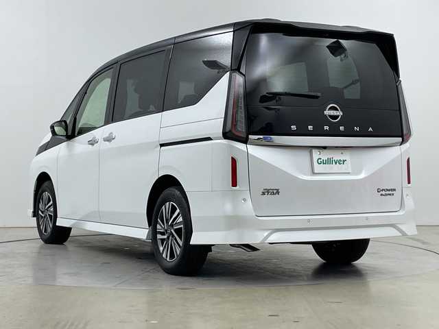 日産 セレナ e－4ORCE ハイウェイスターV 道央・札幌 2025(令7)年 0.1千km 白Ⅱ ・4WD/プロパイロット/・アドバンスドドライブアシストディスプレイ（12.3インチ）/・NissanConnectナビゲーションシステム（地デジ内蔵）/・インテリジェントアラウンドビューモニター/・HDMI・USB・Bluetooth/・アダプティブLEDヘッドライトシステム/・オートハイビーム/・インテリジェントルームミラー/・インターフェースディスプレイ/・両側パワースライドドア/・前席シートヒーター/・ステアリングヒーター/・ワイヤレス充電器/・ETC2.0（ビルトインタイプ）/・ドライブレコーダー（前後セット）/・後席専用フリップダウンモニター/・寒冷地仕様