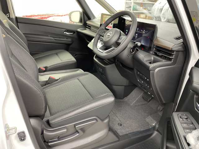 日産 セレナ e－4ORCE ハイウェイスターV 道央・札幌 2025(令7)年 0.1千km 白Ⅱ ・4WD/プロパイロット/・アドバンスドドライブアシストディスプレイ（12.3インチ）/・NissanConnectナビゲーションシステム（地デジ内蔵）/・インテリジェントアラウンドビューモニター/・HDMI・USB・Bluetooth/・アダプティブLEDヘッドライトシステム/・オートハイビーム/・インテリジェントルームミラー/・インターフェースディスプレイ/・両側パワースライドドア/・前席シートヒーター/・ステアリングヒーター/・ワイヤレス充電器/・ETC2.0（ビルトインタイプ）/・ドライブレコーダー（前後セット）/・後席専用フリップダウンモニター/・寒冷地仕様