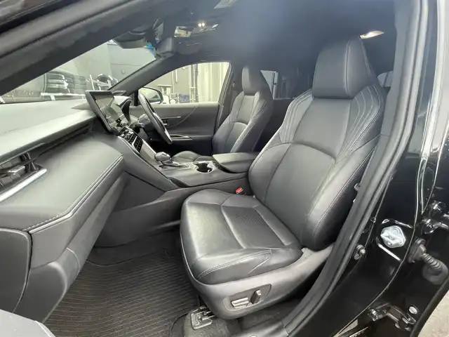 トヨタ ハリアー Z レザーパッケージ 滋賀県 2020(令2)年 4.3万km プレシャスブラックパール １２．３インチ純正ナビ/（Bluetooth/USB/Miracast/フルセグTV ）/Ｆ．Ｓ．Ｂカメラ/コーナーセンサー/前席パワーシート/前席シートヒーター/ステアリングヒーター/パワーリアゲート/ＪＢＬプレミアムサウンド/デジタルインナーミラー/MTモード付AT/ヘッドアップディスプレイ/追従型クルーズコントロール/オートハイビーム/オートライト/本革シート