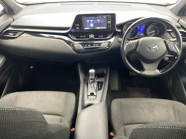 トヨタ Ｃ－ＨＲ S 沖縄県 2017(平29)年 10.1万km ホワイトパールクリスタルシャイン 純正ナビ　【NSZT-W66T】/　(フルセグＴＶ　Ｂｌｕｅｔｏｏｔｈ　ＣＤ　ＤＶＤ)　/バックカメラ　/ETC/トヨタセーフティセンス/・衝突被害軽減ブレーキ (プリクラッシュセーフティ)																																																	/・追従ドライブ支援機能 (レーダークルーズコントロール)																									/・車線はみ出しアラート (レーンディパーチャーアラート)																									/・自動ハイビーム (オートマチックハイビーム)																									/モデリスタエアロ　/純正１７インチアルミホイール　/電子パーキングブレーキ　/プッシュスタート　/スマートキー　/アイドリングストップ/LEDヘッドライト/オートライト/純正フロアマット