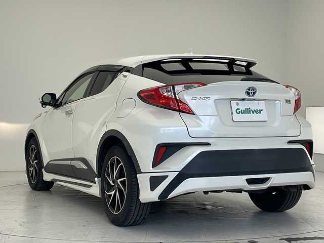 トヨタ Ｃ－ＨＲ S 沖縄県 2017(平29)年 10.1万km ホワイトパールクリスタルシャイン 純正ナビ　【NSZT-W66T】/　(フルセグＴＶ　Ｂｌｕｅｔｏｏｔｈ　ＣＤ　ＤＶＤ)　/バックカメラ　/ETC/トヨタセーフティセンス/・衝突被害軽減ブレーキ (プリクラッシュセーフティ)																																																	/・追従ドライブ支援機能 (レーダークルーズコントロール)																									/・車線はみ出しアラート (レーンディパーチャーアラート)																									/・自動ハイビーム (オートマチックハイビーム)																									/モデリスタエアロ　/純正１７インチアルミホイール　/電子パーキングブレーキ　/プッシュスタート　/スマートキー　/アイドリングストップ/LEDヘッドライト/オートライト/純正フロアマット