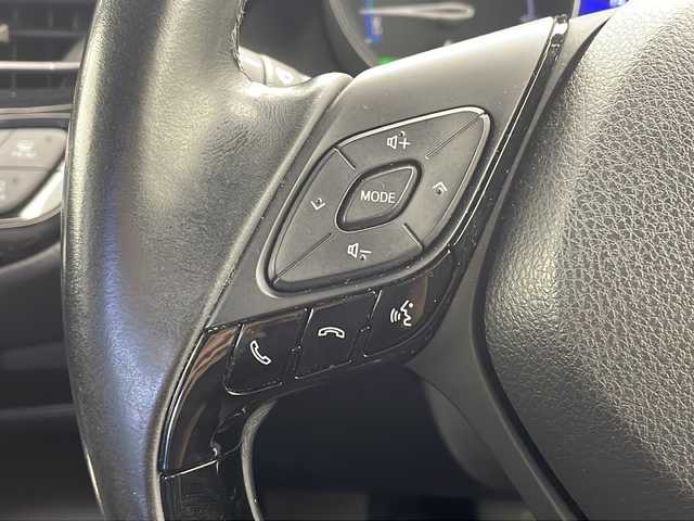トヨタ Ｃ－ＨＲ S 沖縄県 2017(平29)年 10.1万km ホワイトパールクリスタルシャイン 純正ナビ　【NSZT-W66T】/　(フルセグＴＶ　Ｂｌｕｅｔｏｏｔｈ　ＣＤ　ＤＶＤ)　/バックカメラ　/ETC/トヨタセーフティセンス/・衝突被害軽減ブレーキ (プリクラッシュセーフティ)																																																	/・追従ドライブ支援機能 (レーダークルーズコントロール)																									/・車線はみ出しアラート (レーンディパーチャーアラート)																									/・自動ハイビーム (オートマチックハイビーム)																									/モデリスタエアロ　/純正１７インチアルミホイール　/電子パーキングブレーキ　/プッシュスタート　/スマートキー　/アイドリングストップ/LEDヘッドライト/オートライト/純正フロアマット