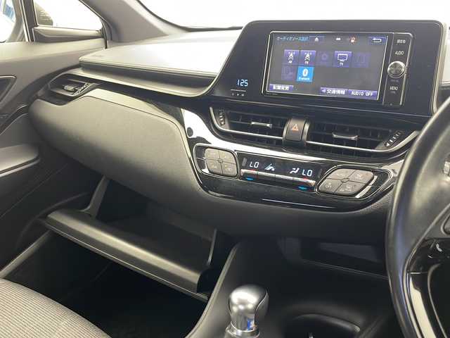トヨタ Ｃ－ＨＲ S 沖縄県 2017(平29)年 10.1万km ホワイトパールクリスタルシャイン 純正ナビ　【NSZT-W66T】/　(フルセグＴＶ　Ｂｌｕｅｔｏｏｔｈ　ＣＤ　ＤＶＤ)　/バックカメラ　/ETC/トヨタセーフティセンス/・衝突被害軽減ブレーキ (プリクラッシュセーフティ)																																																	/・追従ドライブ支援機能 (レーダークルーズコントロール)																									/・車線はみ出しアラート (レーンディパーチャーアラート)																									/・自動ハイビーム (オートマチックハイビーム)																									/モデリスタエアロ　/純正１７インチアルミホイール　/電子パーキングブレーキ　/プッシュスタート　/スマートキー　/アイドリングストップ/LEDヘッドライト/オートライト/純正フロアマット
