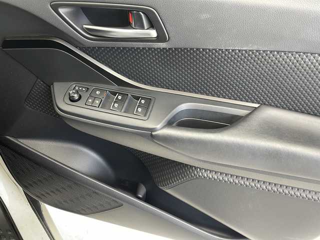 トヨタ Ｃ－ＨＲ S 沖縄県 2017(平29)年 10.1万km ホワイトパールクリスタルシャイン 純正ナビ　【NSZT-W66T】/　(フルセグＴＶ　Ｂｌｕｅｔｏｏｔｈ　ＣＤ　ＤＶＤ)　/バックカメラ　/ETC/トヨタセーフティセンス/・衝突被害軽減ブレーキ (プリクラッシュセーフティ)																																																	/・追従ドライブ支援機能 (レーダークルーズコントロール)																									/・車線はみ出しアラート (レーンディパーチャーアラート)																									/・自動ハイビーム (オートマチックハイビーム)																									/モデリスタエアロ　/純正１７インチアルミホイール　/電子パーキングブレーキ　/プッシュスタート　/スマートキー　/アイドリングストップ/LEDヘッドライト/オートライト/純正フロアマット