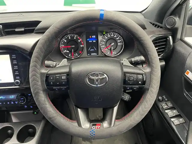 トヨタ ハイラックス Z GRスポーツ 鹿児島県 2023(令5)年 2.4万km スーパーホワイトⅡ 禁煙車　/純正ナビ　/全方位カメラ　/トヨタセーフティセンス　/運転席パワーシート　/前後ドライブレコーダー　/追従型クルーズコントロール　/前後コーナーセンサー　/リアデフロック　/ダウンヒルアシスト/ＥＴＣ　/フロアマット　/ＬＥＤヘッドライト　/オートライト