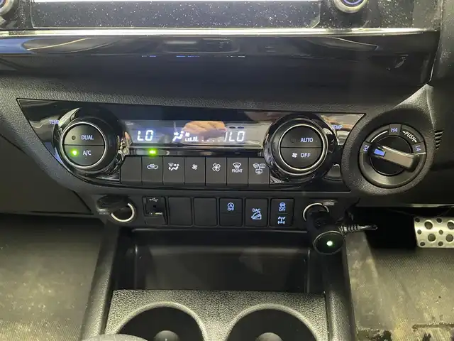 トヨタ ハイラックス Z GRスポーツ 鹿児島県 2023(令5)年 2.4万km スーパーホワイトⅡ 禁煙車　/純正ナビ　/全方位カメラ　/トヨタセーフティセンス　/運転席パワーシート　/前後ドライブレコーダー　/追従型クルーズコントロール　/前後コーナーセンサー　/リアデフロック　/ダウンヒルアシスト/ＥＴＣ　/フロアマット　/ＬＥＤヘッドライト　/オートライト