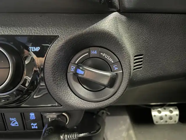 トヨタ ハイラックス Z GRスポーツ 鹿児島県 2023(令5)年 2.4万km スーパーホワイトⅡ 禁煙車　/純正ナビ　/全方位カメラ　/トヨタセーフティセンス　/運転席パワーシート　/前後ドライブレコーダー　/追従型クルーズコントロール　/前後コーナーセンサー　/リアデフロック　/ダウンヒルアシスト/ＥＴＣ　/フロアマット　/ＬＥＤヘッドライト　/オートライト