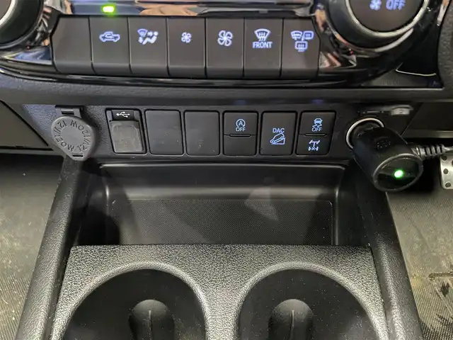 トヨタ ハイラックス Z GRスポーツ 鹿児島県 2023(令5)年 2.4万km スーパーホワイトⅡ 禁煙車　/純正ナビ　/全方位カメラ　/トヨタセーフティセンス　/運転席パワーシート　/前後ドライブレコーダー　/追従型クルーズコントロール　/前後コーナーセンサー　/リアデフロック　/ダウンヒルアシスト/ＥＴＣ　/フロアマット　/ＬＥＤヘッドライト　/オートライト