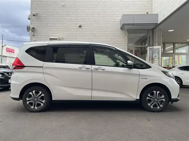ホンダ フリード ハイブリット クロスター ホンダセンシング 道央・札幌 2021(令3)年 2.1万km プラチナホワイトパール 4WD/純正メモリナビ(フルセグ、FM、AM、CD、DVD、BT、SD)/衝突被害軽減システム/レーダークルーズコントロール/純正フリップダウンモニター/レーンキープアシスト/両側パワースライドドア/バックカメラ/寒冷地仕様/オートライト/シートヒーター(D/N)/純正15インチAW(サマータイヤ)/ルーフレール/社外ドライブレコーダー/ETC/新車時保証書/取扱説明書/スペアキー×1